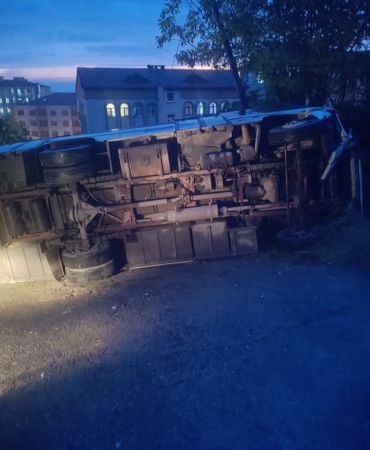 KARADENİZ EREĞLİ'DE MİDİBÜS PARK HALİNDEKİ CİPE ÇARPTI: 2 YARALI