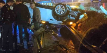 KEŞAN’DA VİRAJI ALAMAYARAK BARİYERLERE ÇARPAN OTOMOBİLDEKİ 3 KİŞİ YARALANDI