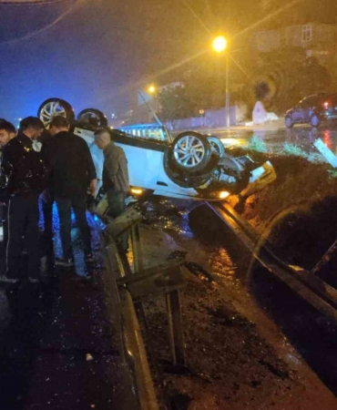 KEŞAN’DA VİRAJI ALAMAYARAK BARİYERLERE ÇARPAN OTOMOBİLDEKİ 3 KİŞİ YARALANDI