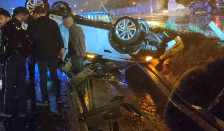 KEŞAN’DA VİRAJI ALAMAYARAK BARİYERLERE ÇARPAN OTOMOBİLDEKİ 3 KİŞİ YARALANDI