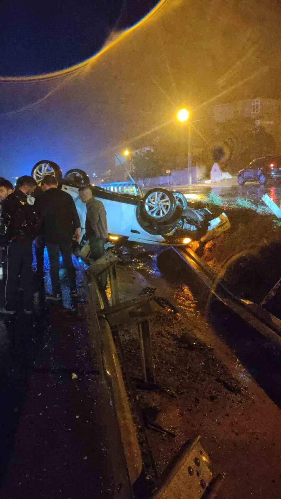 KEŞAN’DA VİRAJI ALAMAYARAK BARİYERLERE ÇARPAN OTOMOBİLDEKİ 3 KİŞİ YARALANDI