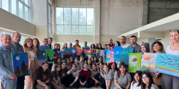 ogrenciler-velileriyle-birlikte-resim-yapti