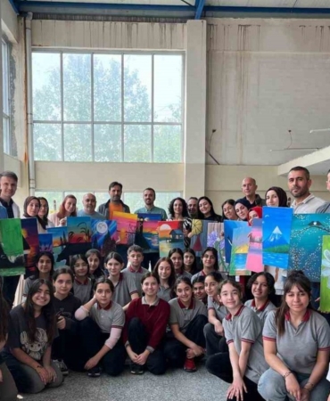 ogrenciler-velileriyle-birlikte-resim-yapti