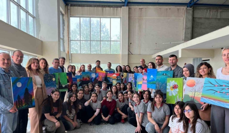 Öğrenciler velileriyle birlikte resim yaptı