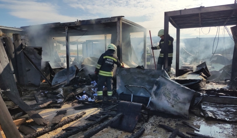 KONYA'DA OKUL İNŞAATINDA 7 KONTEYNER YANDI