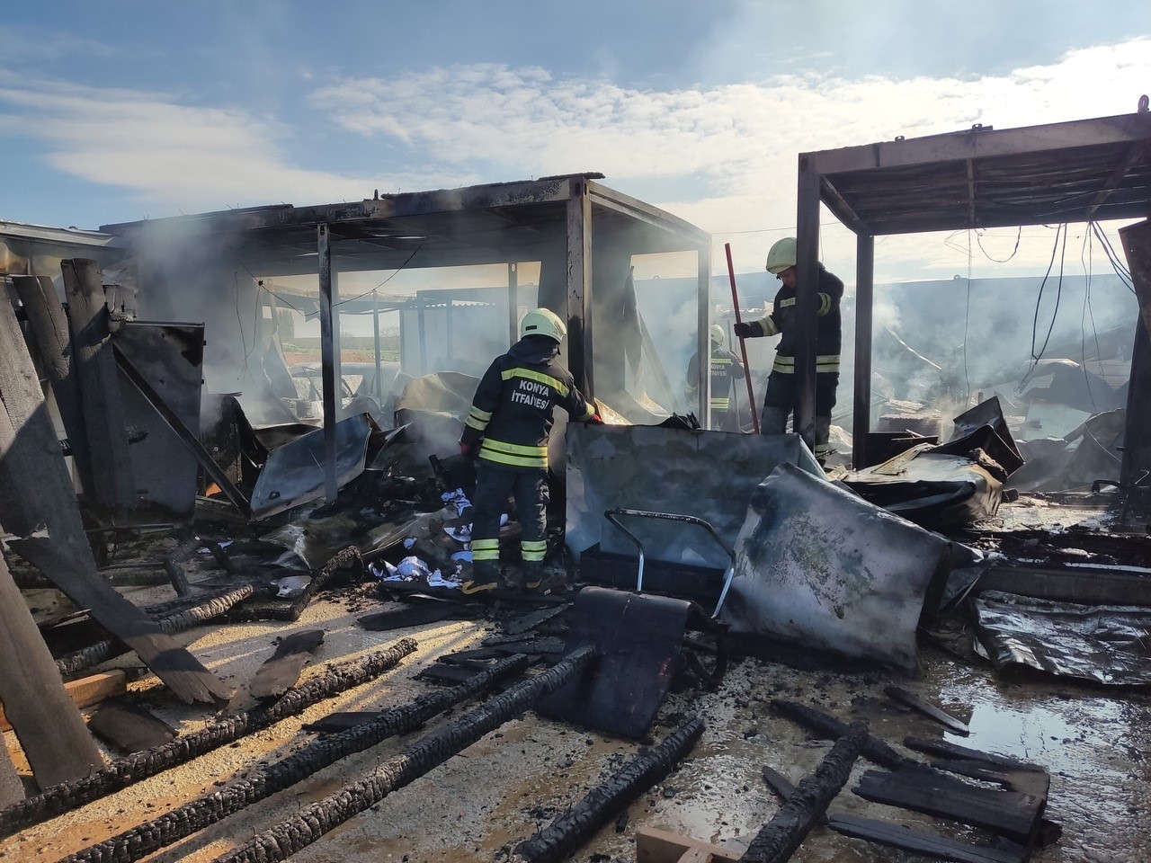 KONYA'DA OKUL İNŞAATINDA 7 KONTEYNER YANDI