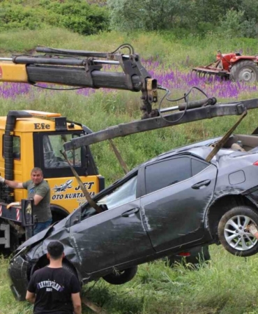 onundeki-araca-carparak-sarampole-uctu