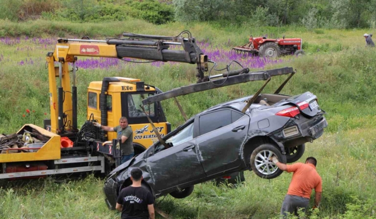 Önündeki araca çarparak şarampole uçtu