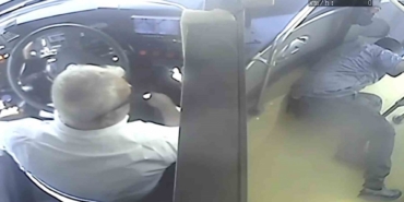 otobuste-kriz-geciren-yolcuyu-sofor-hastaneye-yetistirdi