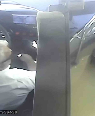 otobuste-kriz-geciren-yolcuyu-sofor-hastaneye-yetistirdi