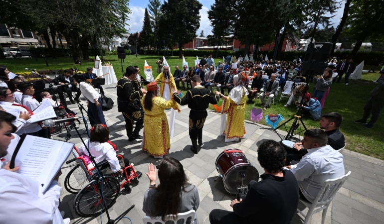 ozel-gereksinimli-cocuklardan-konser