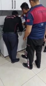 PARMAĞINA YÜZÜK SIKIŞTI, YARDIMINA İTFAİYE KOŞTU