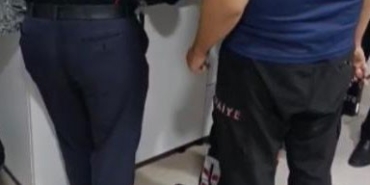 PARMAĞINA YÜZÜK SIKIŞTI, YARDIMINA İTFAİYE KOŞTU