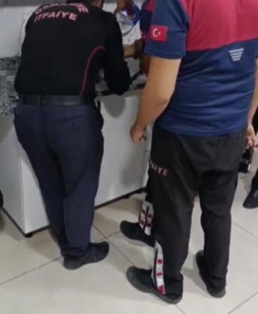 PARMAĞINA YÜZÜK SIKIŞTI, YARDIMINA İTFAİYE KOŞTU