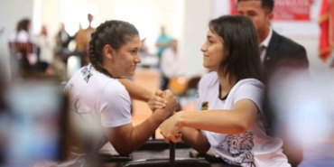 rukiye-ve-aysenur-kardeslerin-bilegini-buken-yok