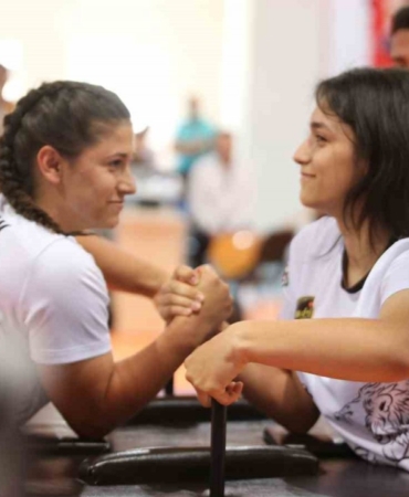 rukiye-ve-aysenur-kardeslerin-bilegini-buken-yok