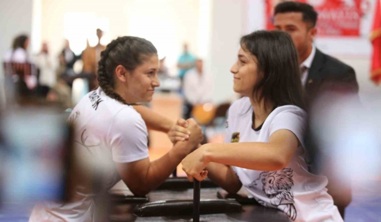 Rukiye ve Ayşenur kardeşlerin bileğini büken yok