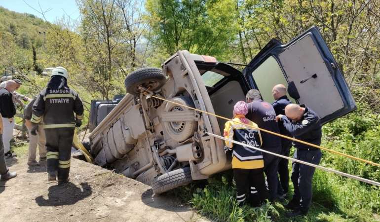 samsunda-hafif-ticari-arac-devrildi-2-yarali