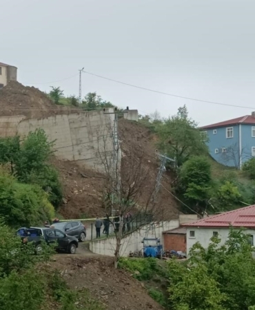Samsun'da toprak kayması sonucu istinat duvarı çöktü