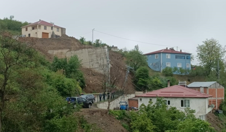 Samsun'da toprak kayması sonucu istinat duvarı çöktü