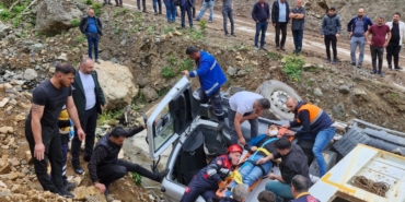 Trabzon'da şarampole devrilen kamyonun sürücüsü yaralandı