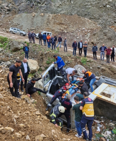 Trabzon'da şarampole devrilen kamyonun sürücüsü yaralandı