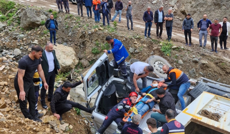 Şarampole devrilen kamyonun sürücüsü yaralandı