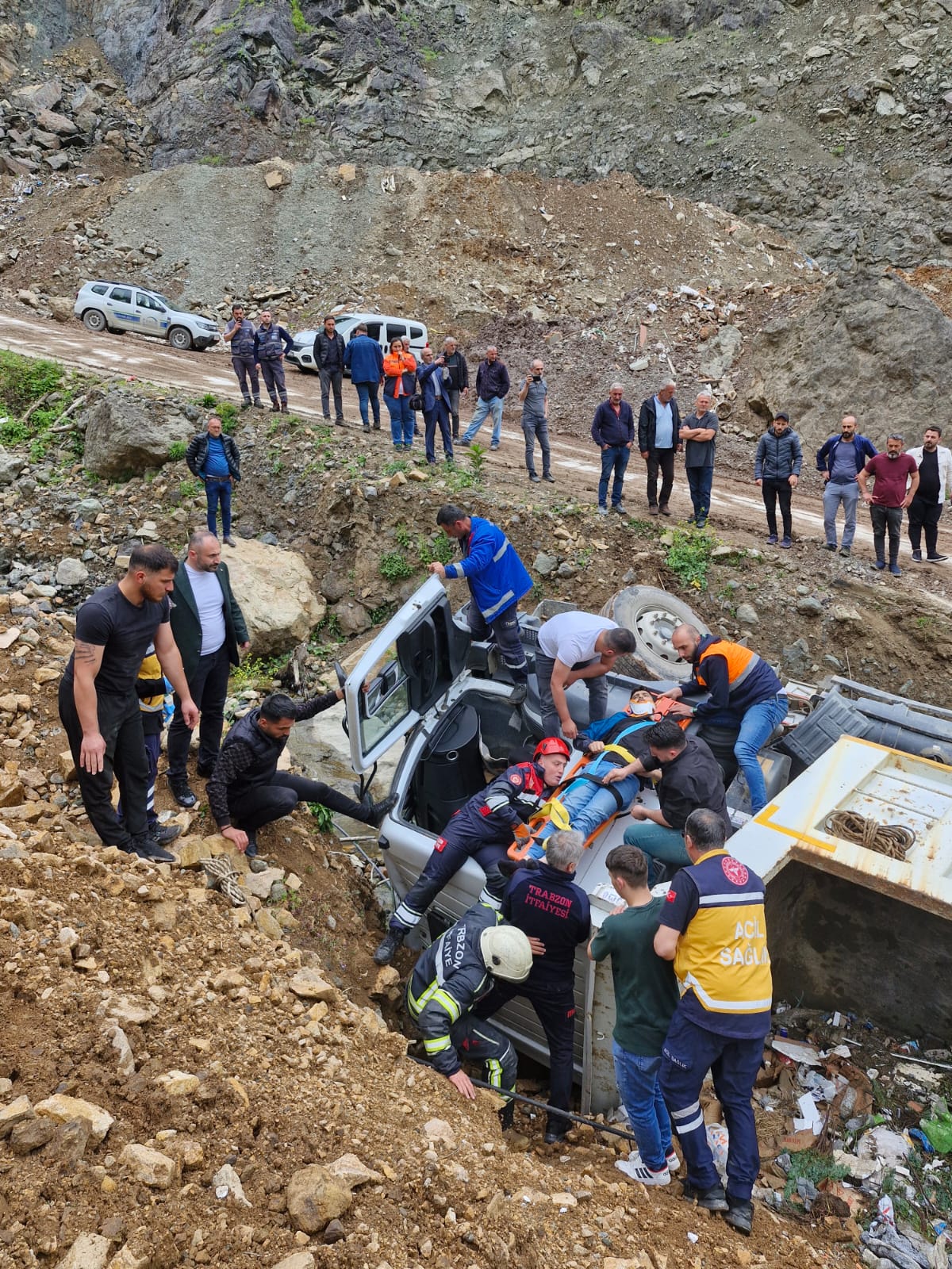 Trabzon'da şarampole devrilen kamyonun sürücüsü yaralandı