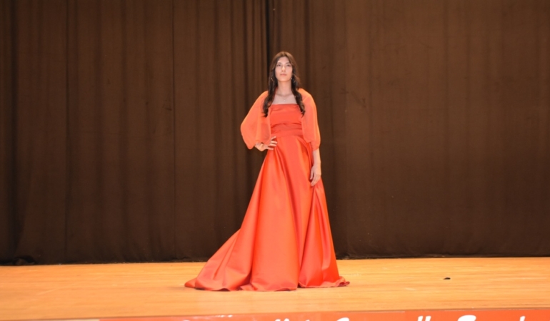 Sinop’ta "Geçmişten günümüze "Sinop Kırmızısı" temalı defile düzenlendi