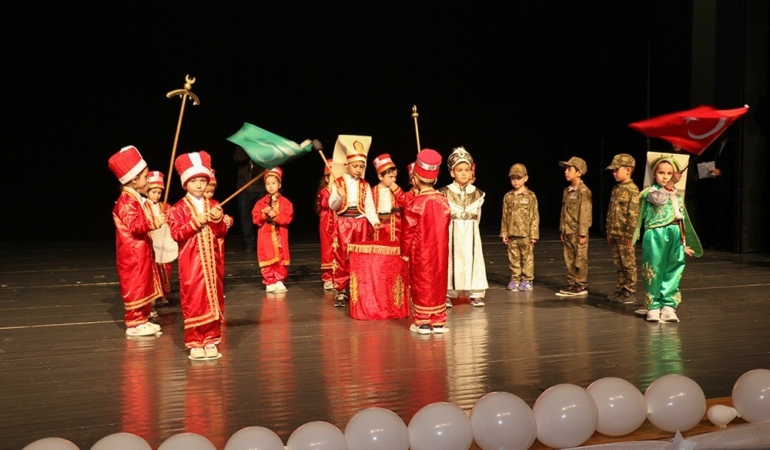 Sinop’ta miniklerin yılsonu gösterisi beğeni topladı