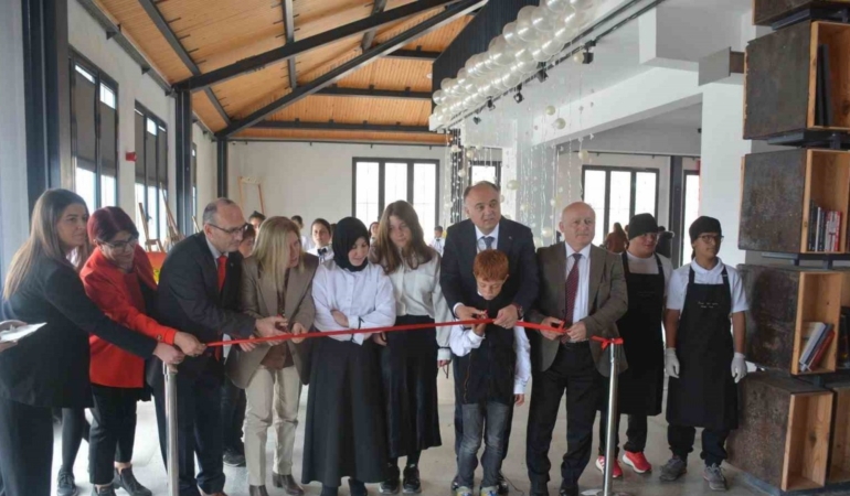 sinopta-ozelim-cocuk-korosu-ve-karma-sanat-sergisi-duzenlendi