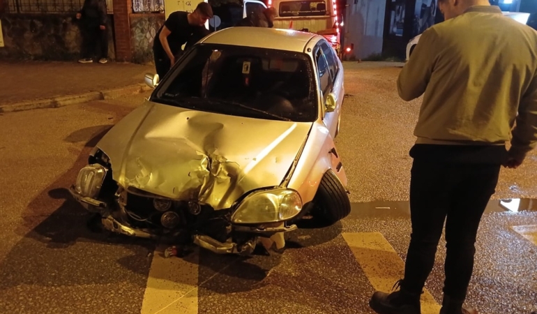 Sinop’ta tabelaya çarpan araç hasar aldı