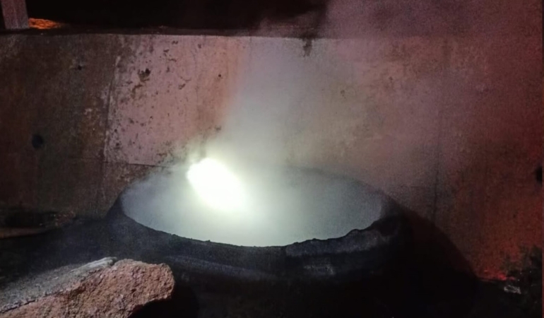 Çay kenarında lastik yakıp gittiler