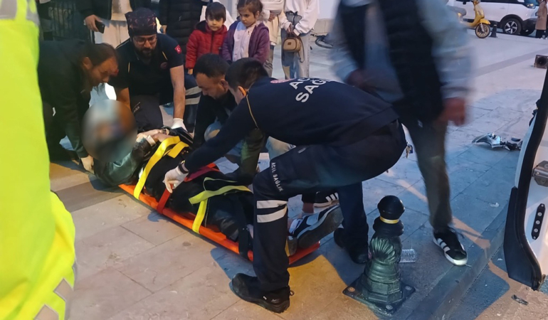 Sinop’ta otomobil motosikletle çarpıştı: 1 Yaralı