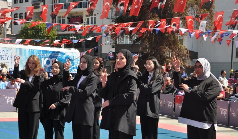 Sinop’ta 19 Mayıs coşkusu: İstiklal Marşı işaret diliyle okundu