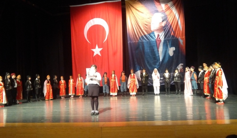 İlkokullu miniklerin 19 Mayıs gösterisi ayakta alkışlandı