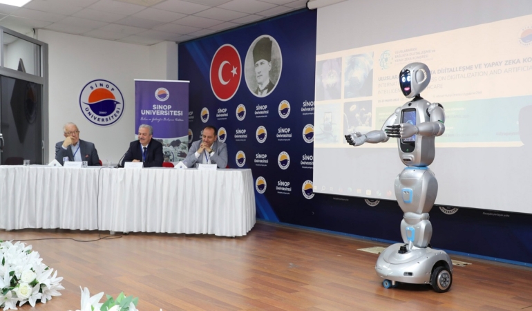 Akademisyen robot Sinop Üniversitesi’nde konuştu