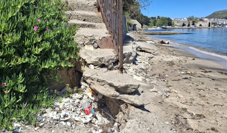 Plajda yıpranan merdiven onarım bekliyor