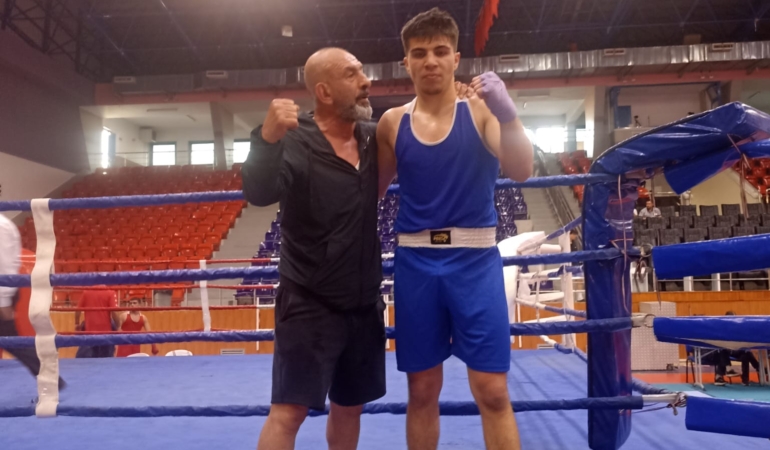 Sinoplu boksör finalde!