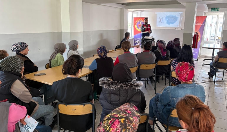 Jandarma personeli, annelere narkotik eğitimi verdi