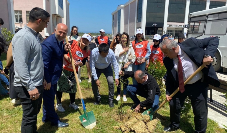 Yeşil Kampüs projesiyle fidanlar toprakla buluştu