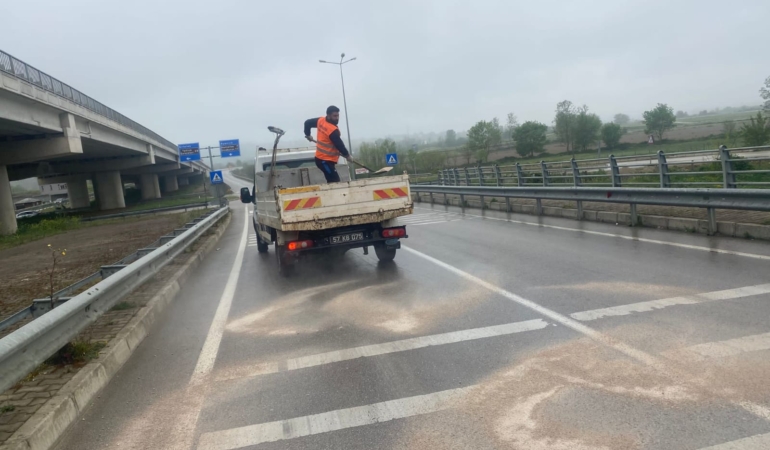 Yola dökülen benzin trafiği tehlikeye attı