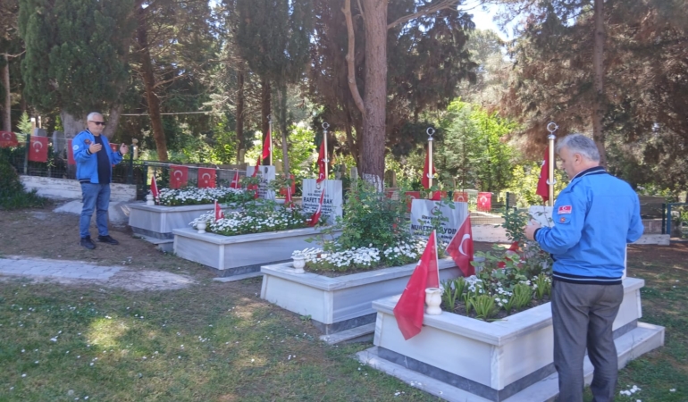 THK Sinop şubesi, hava şehitlerini mezarları başında andı