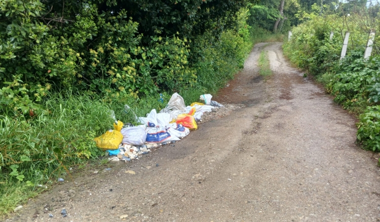 Sinop’ta yol kenarına bırakılan inşaat atıkları tepki çekiyor
