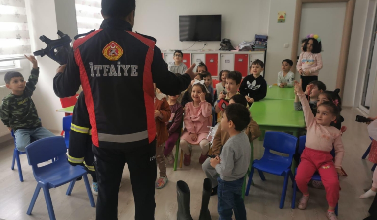 Sinop İtfaiyesi’nden Diyanet’e bağlı kreşlerde meslek tanıtımı