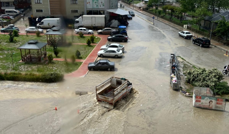 Sinop’ta cadde ve sokaklar göle döndü