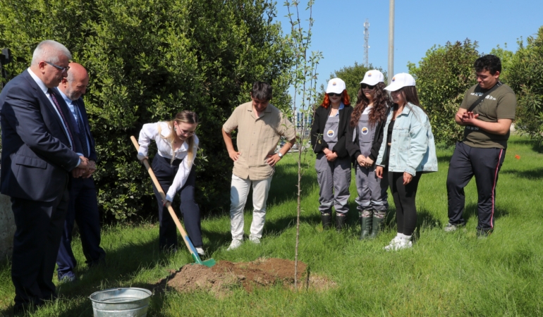 Üniversitenin kuruluş yıl dönümünde fidanlar toprakla buluştu