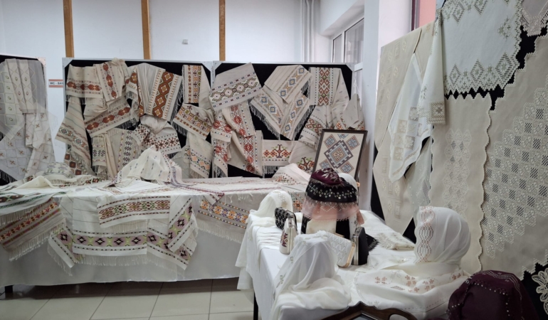 Sinop’ta halk eğitimi kursiyerlerinden yılsonu sergisi