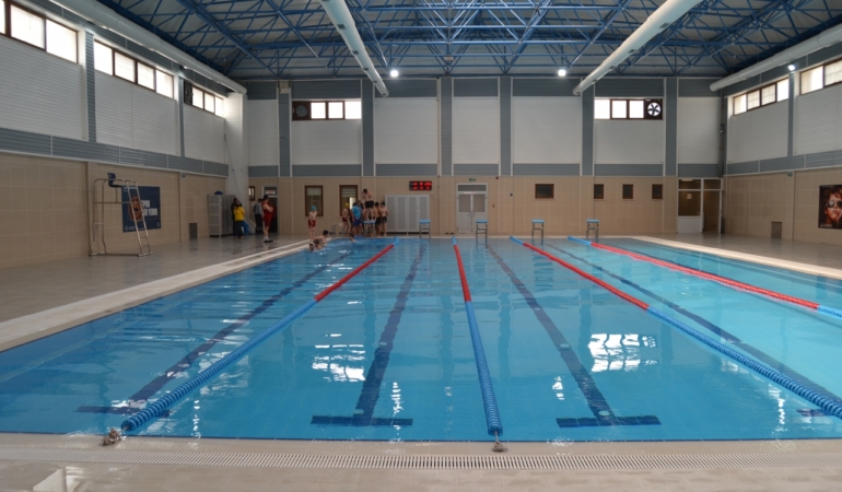 Yenilenen yarı olimpik yüzme havuzu hizmete açıldı