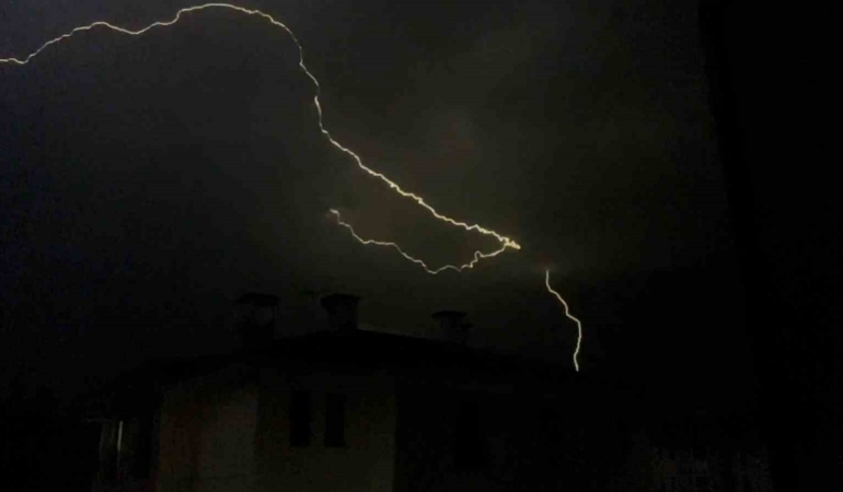 Yıldırım düşerken korku filmlerini aratmadı